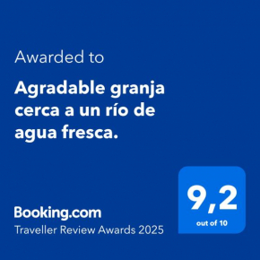Agradable granja cerca a un río de agua fresca.